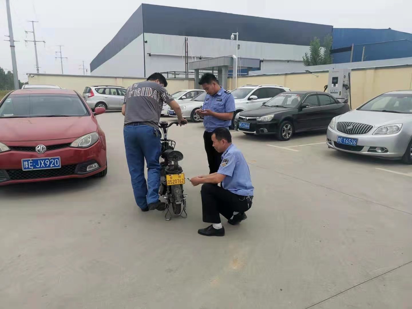 我為群眾辦實(shí)事︱太貼心了！公司門(mén)口就可以辦理電動(dòng)車(chē)上牌