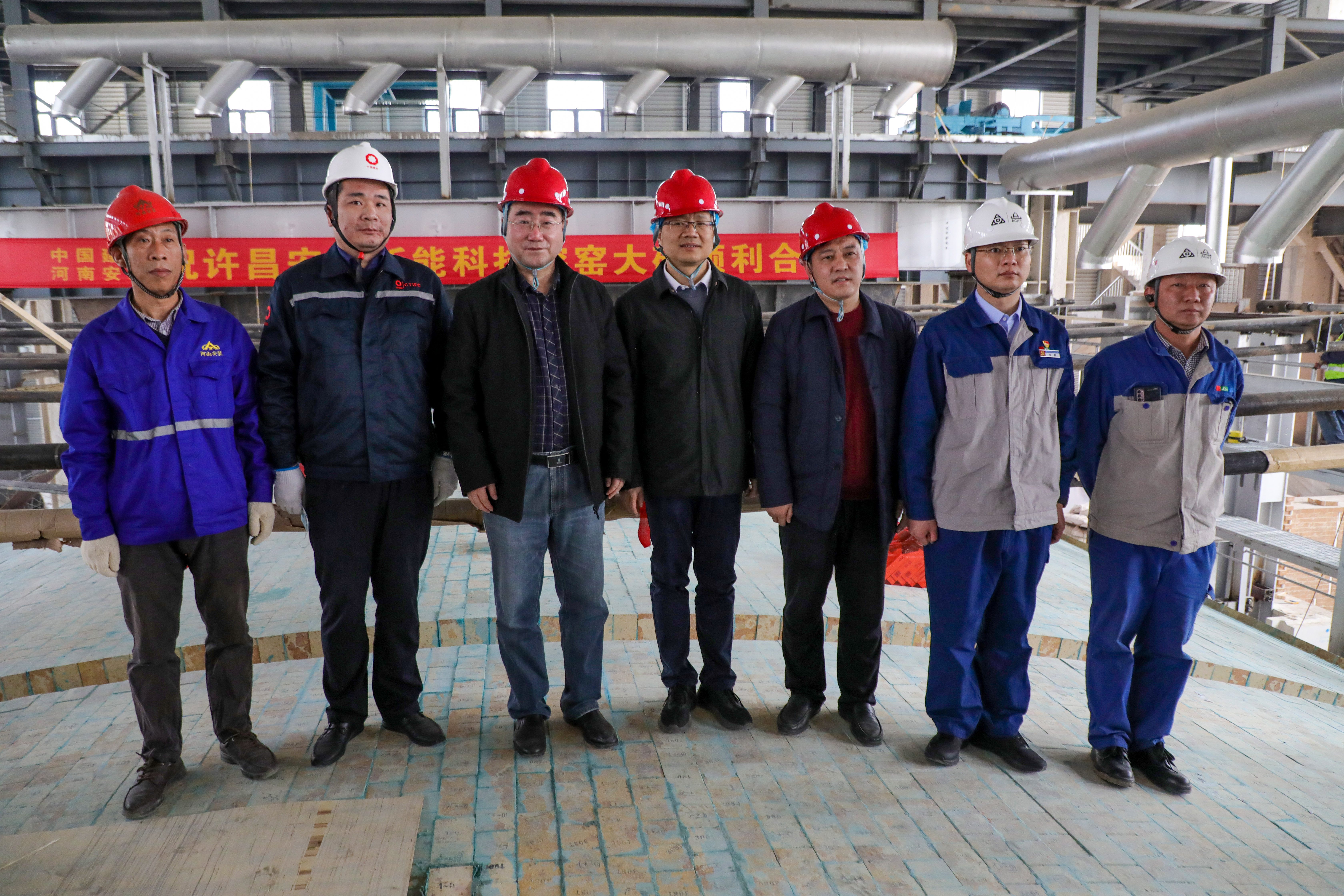 重要進展！許昌安彩熔窯大碹順利合攏