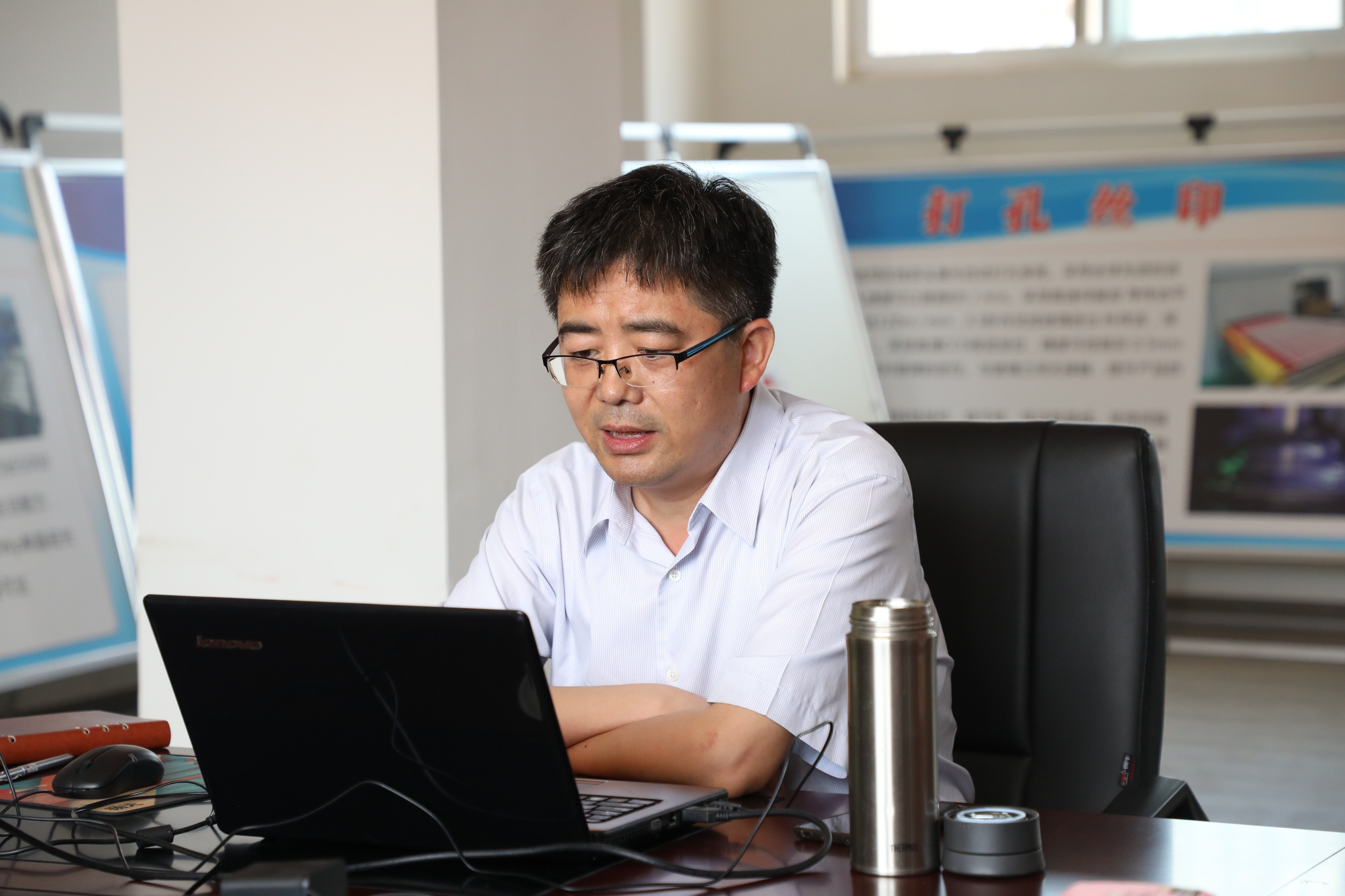 工地黨課動人心 黨員干部齊奮進(jìn)——許昌安彩新能科技有限公司開展講黨課活動