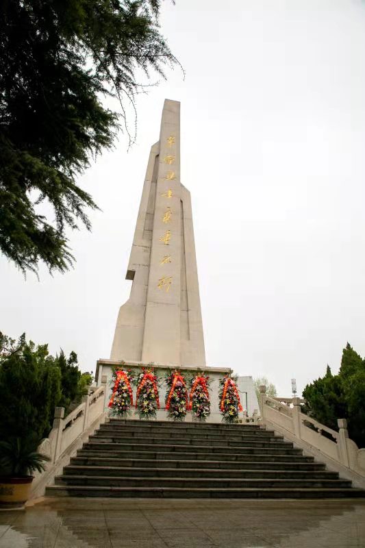 疏雨洗清明 芳菲祭英烈—— 安彩高科開展“學(xué)黨史、祭英烈、傳精神”主題活動