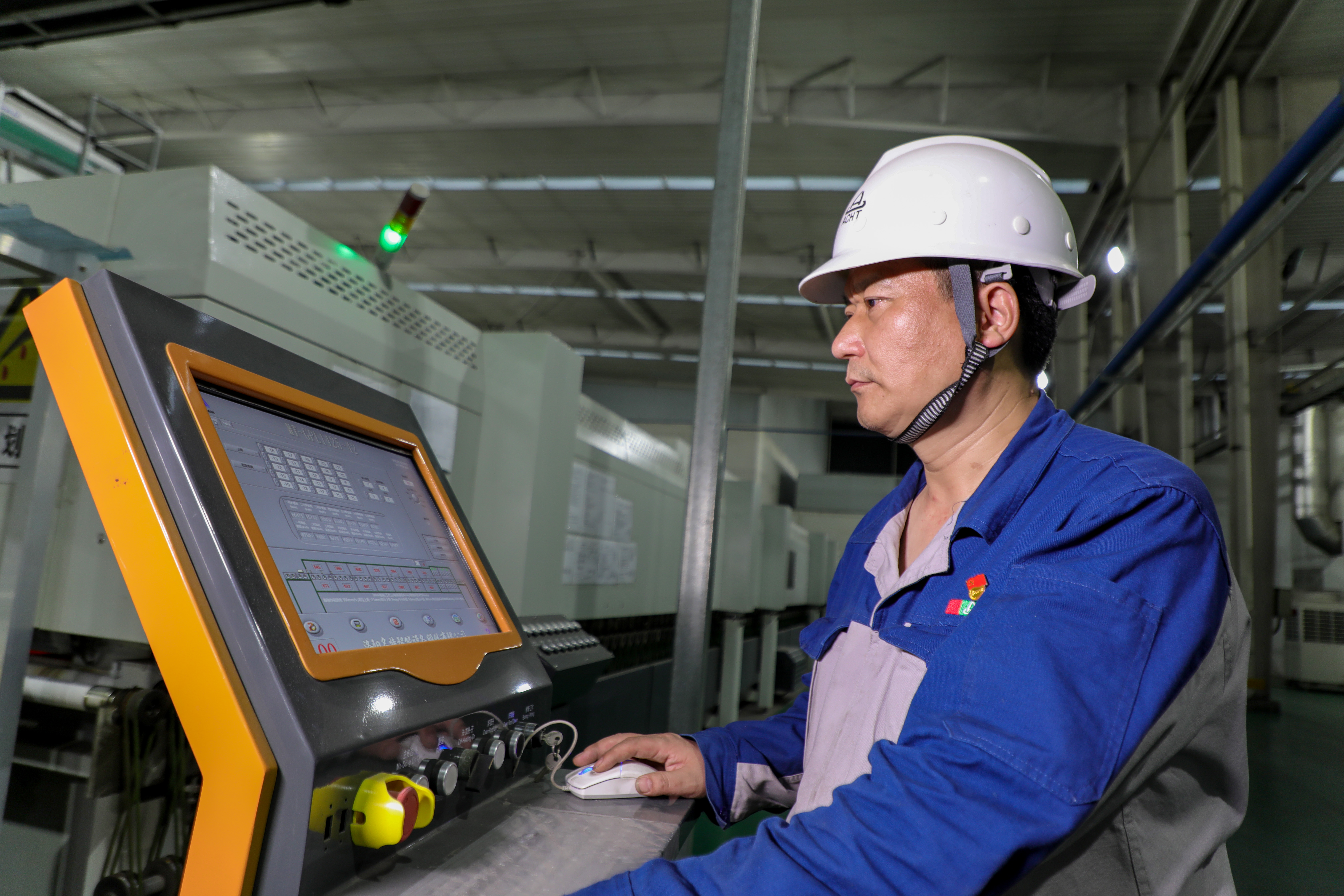 安陽市五一勞動獎?wù)芦@得者趙俊濤：采擷太陽之光，追求綠色事業(yè)