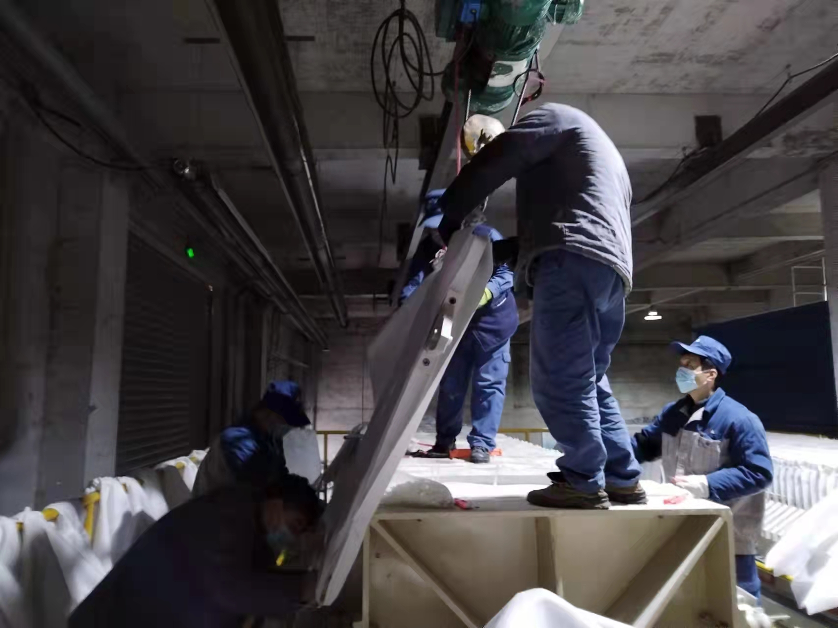 光伏新材料：春寒料峭斗志昂，爭分奪秒換布忙