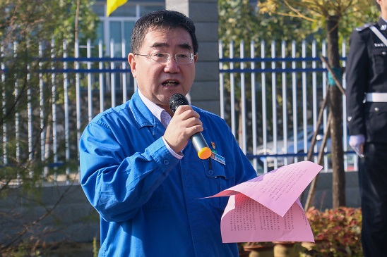 五星紅旗，我愿做你光華中淡淡的一筆——安彩高科舉行 國慶升旗儀式