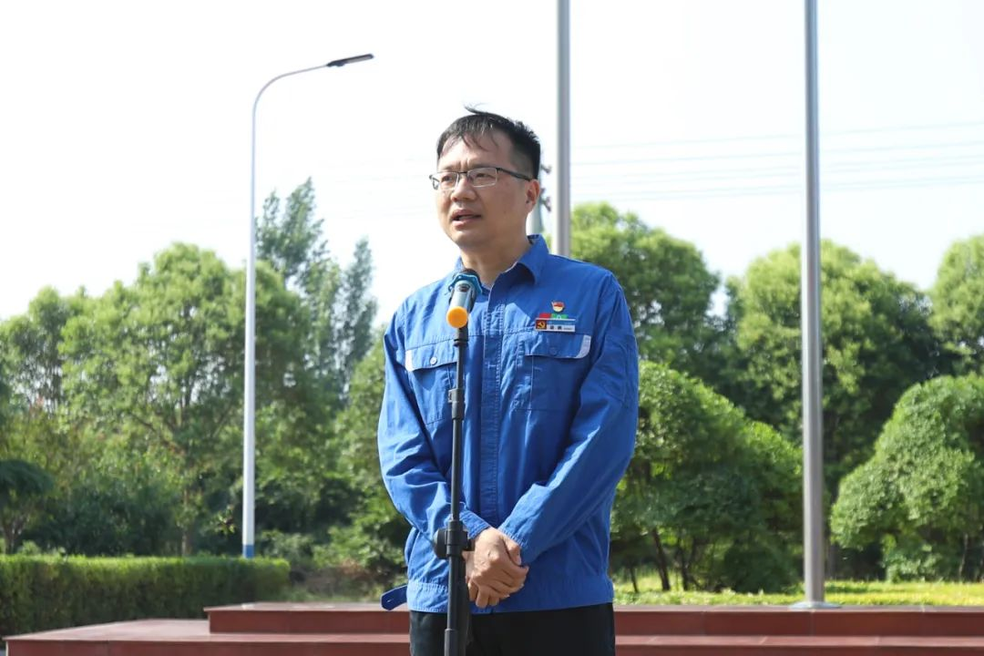 砥礪奮進(jìn) 生生不“熄”——焦作安彩舉行升國(guó)旗儀式