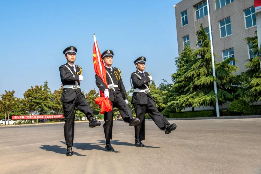 砥礪奮進(jìn) 生生不“熄”——焦作安彩舉行升國(guó)旗儀式