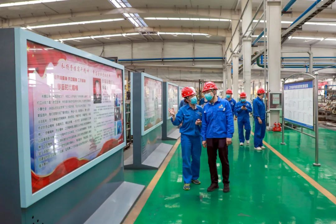 翠籠蒲艾香，慰問送安康——安彩高科總經(jīng)理端午節(jié)慰問一線職工