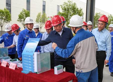 打造向上向前第一象限生力軍 錘煉甘于做人做事作難、受苦受累受屈的企業(yè)家隊(duì)伍——河南投資集團(tuán)黨委書記、董事長劉新勇蒞臨安彩高科開展主題教育調(diào)研