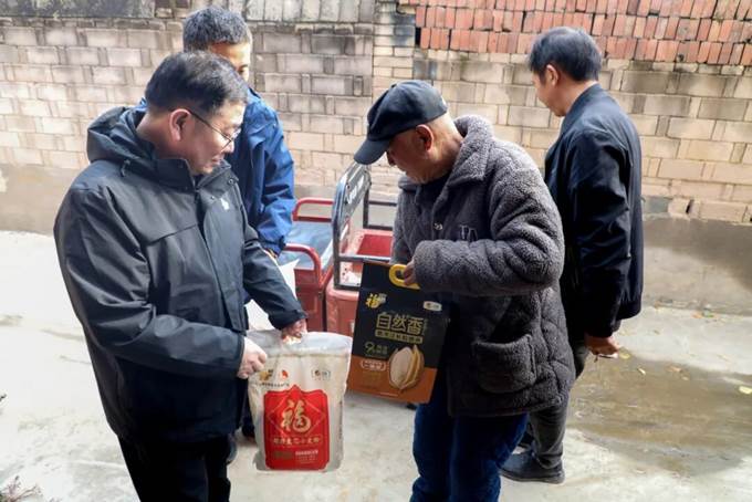 安彩高科到“第一書(shū)記”駐村點(diǎn)開(kāi)展重陽(yáng)節(jié)慰問(wèn)活動(dòng)